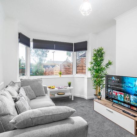 4 Bedroom House - Accommodates 7 - Garden - Parking - Netflix - Wifi - 559T Birmingham Bagian luar foto