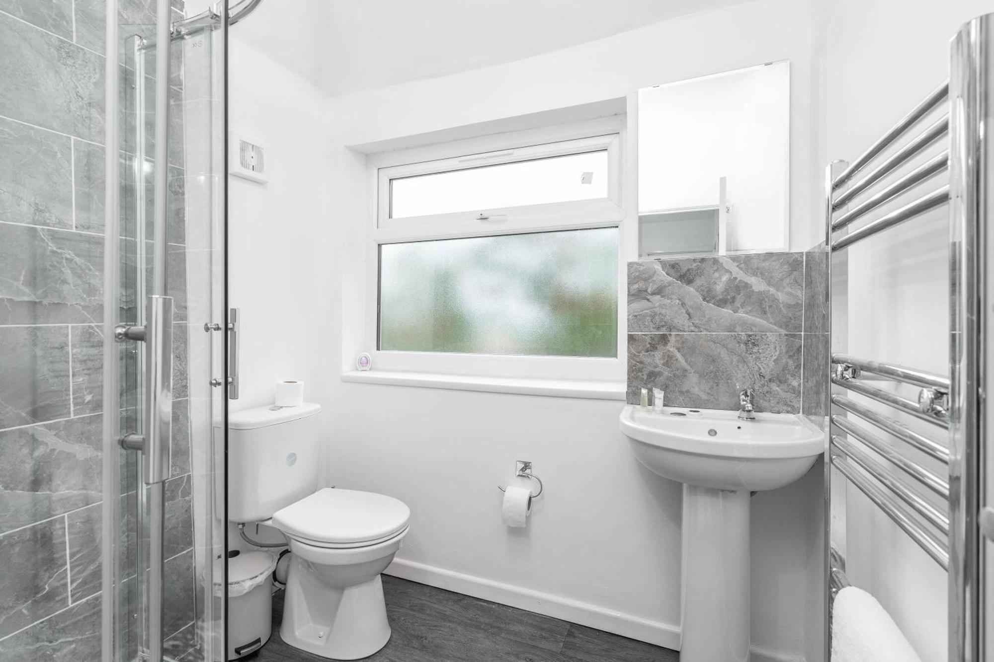 4 Bedroom House - Accommodates 7 - Garden - Parking - Netflix - Wifi - 559T Birmingham Bagian luar foto