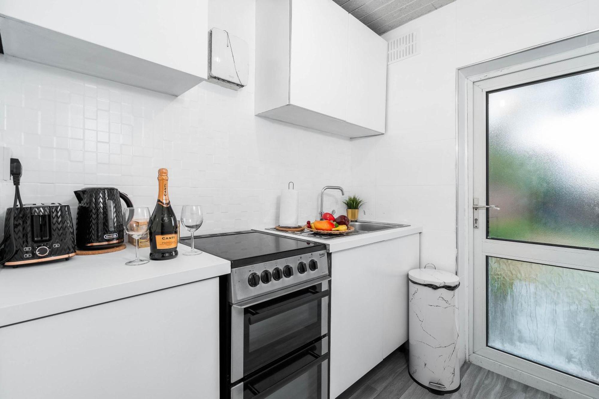 4 Bedroom House - Accommodates 7 - Garden - Parking - Netflix - Wifi - 559T Birmingham Bagian luar foto